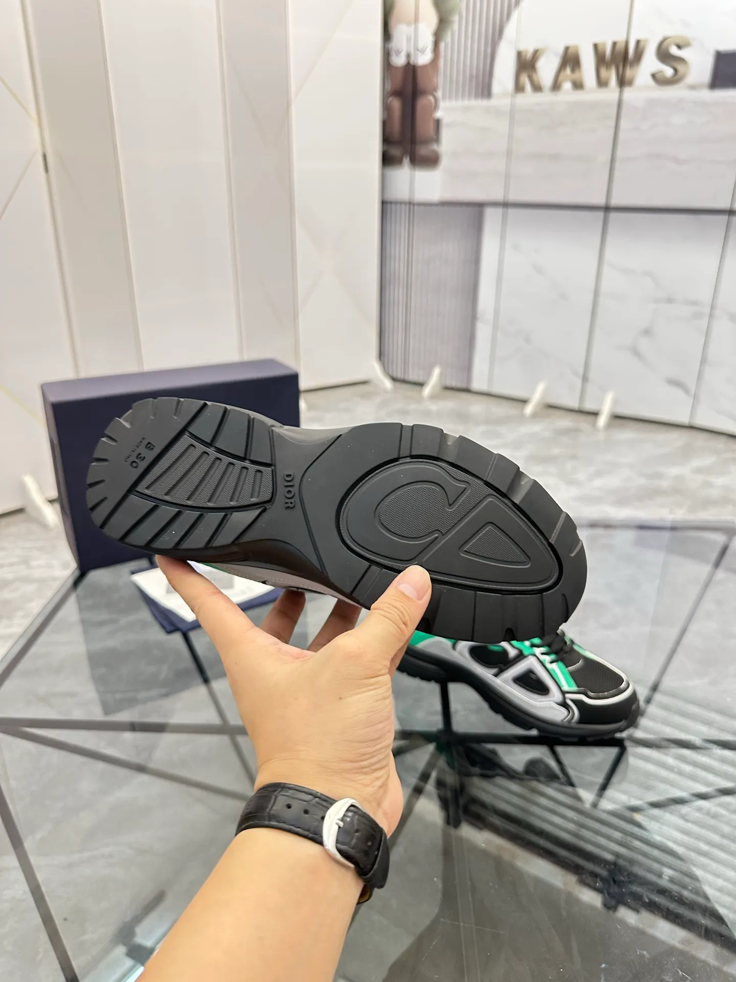 Men's shoes: 💰P400¥ Available in Guangzhou Product trademark: Dior* "Dior*" low-top casual shoes Regular size: 35-46 (can be customized to 47) Couple style Product materials: Upper imported cowhide stitched with original fabric, breathable lining, ultra-light foam original outsole. No.: 007